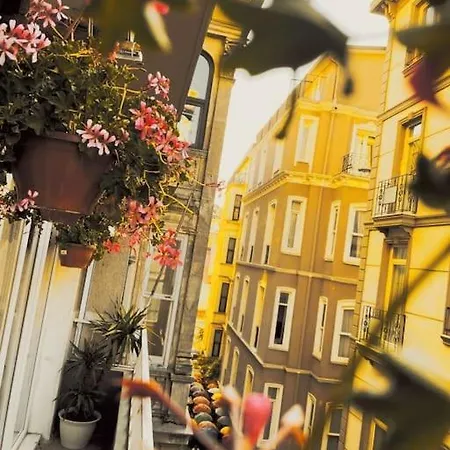 Taksim'de Merkezi Konum Oezel 1+1 Apartmán *