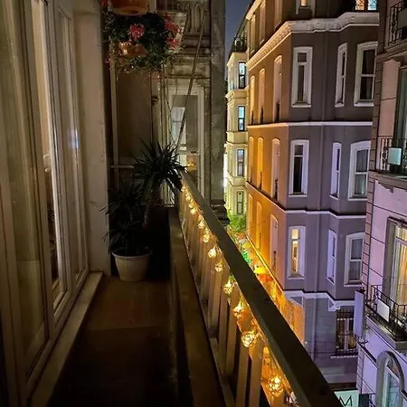 Taksim'de Merkezi Konum Oezel 1+1 *