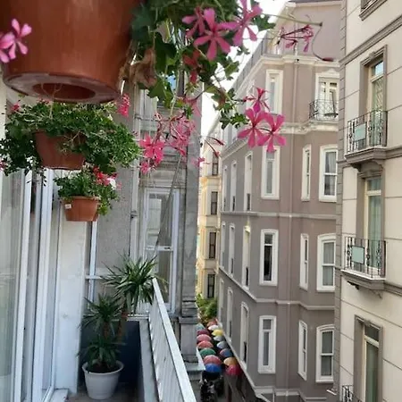 Taksim'de Merkezi Konum Oezel 1+1