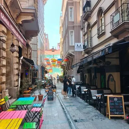 Taksim'de Merkezi Konum Oezel 1+1 Apartment *